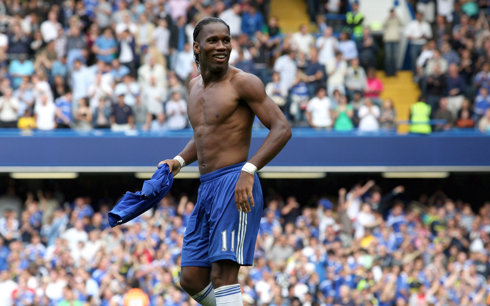 无人机竞速世锦赛 机甲级赛道灯光与速度齐飞